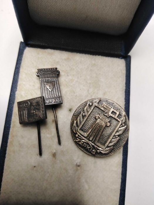 Zestaw 3 przypinek z pudełkiem ZZPKiS prl