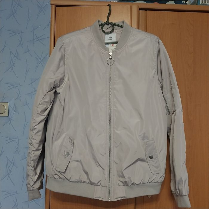 Женский бомбер весенний