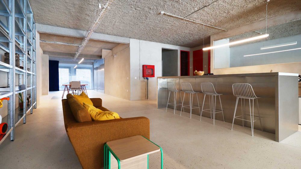Espaço Comercial 350m² com Jardim Privativo e Garagem, Fontaínhas, Porto