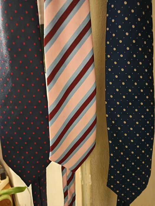 3 gravatas de diferentes cores e padrões (valor por cada)