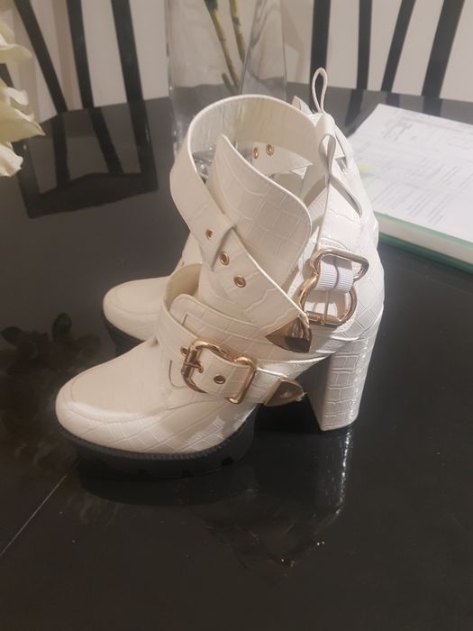 Botki białe  41 złote klamry