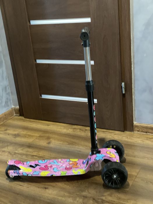 Hulajnoga trójkołowa ze świecącymi kołami led