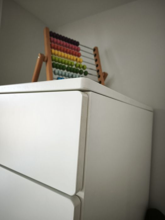 Cómoda Smastad IKEA