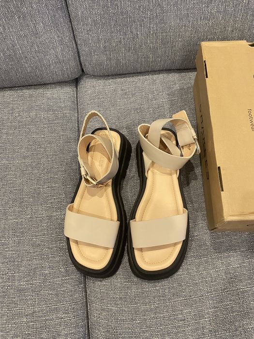 Nowe skórzane sandały damskie