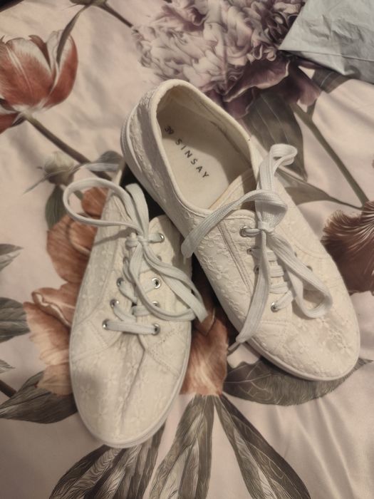 Białe tenisówki rozm.39