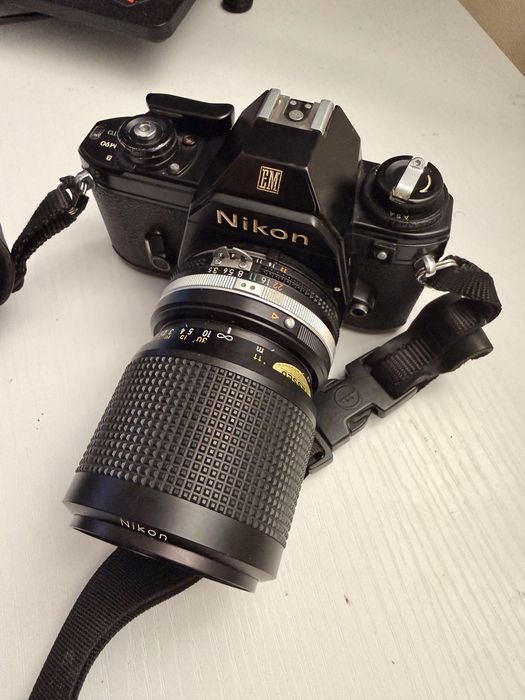 Nikon EM + Nikon zoom-NIKKOR 35-105mm