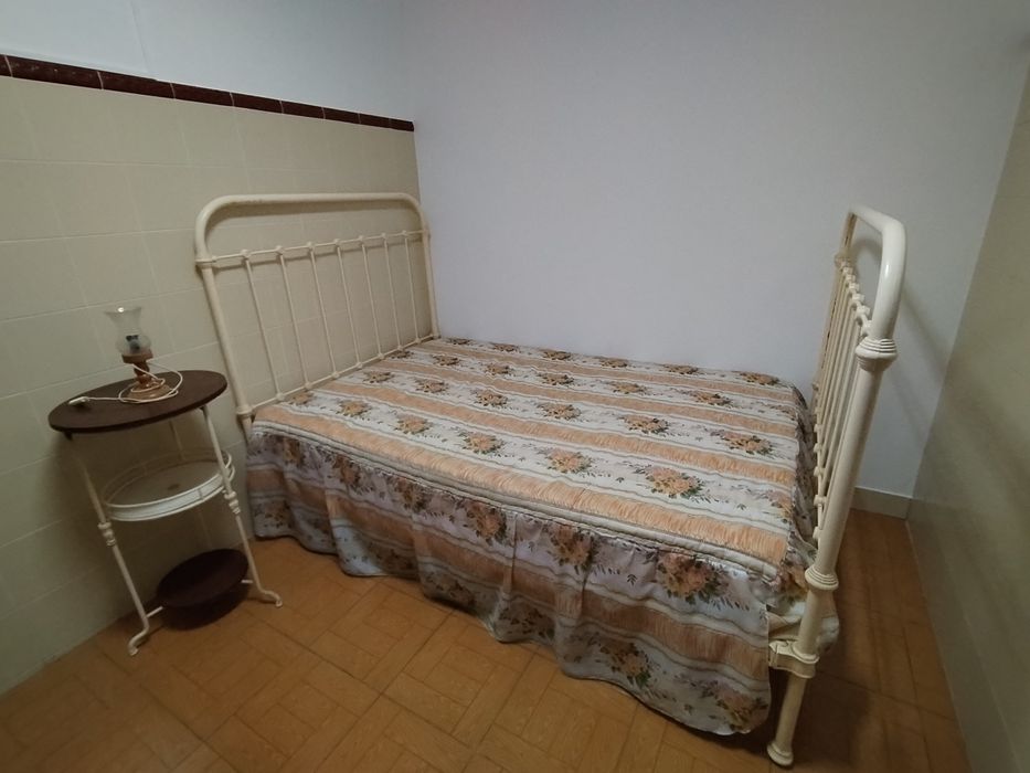 Cama e mesa de cabeceira