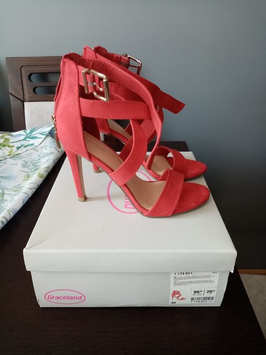 Buty czerwone stan idealny