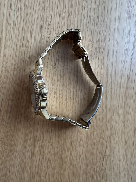 Zegarek damski Versus Versace kolor złoty z kamieniami na bransoletce