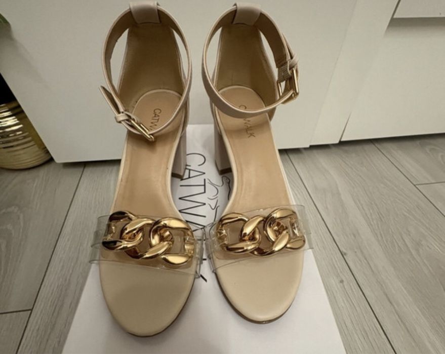 Sandałki na słupku