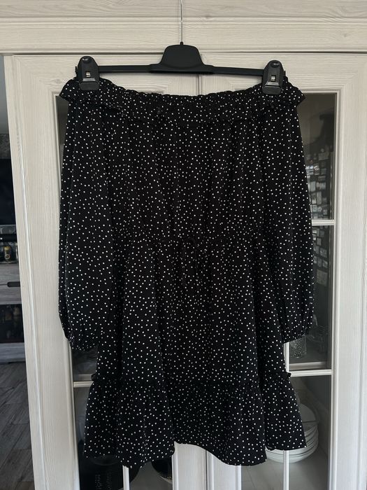 Czarna sukienka mini Hiszpanka z odkrytymi ramionami w białe kropki