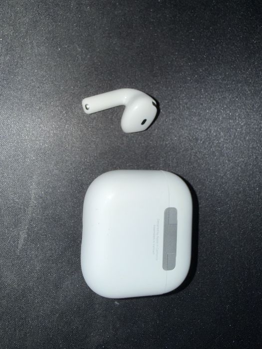 AirPods 4 (Лівий навушник, зарядрий кейс)