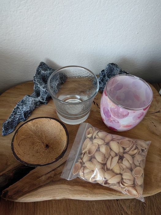 Naczynia do odlewania świec w tym mała część kokosu + pistacje