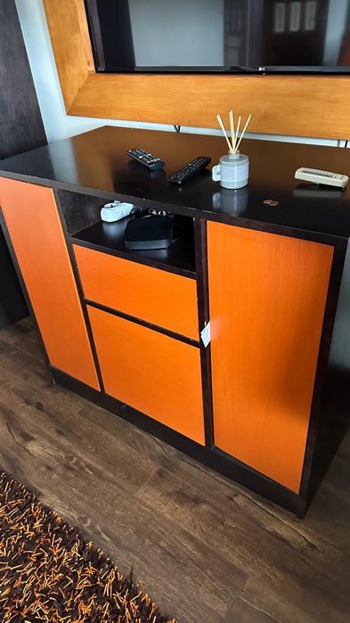 Aparador/ Armario em madeira com acabamento em preto