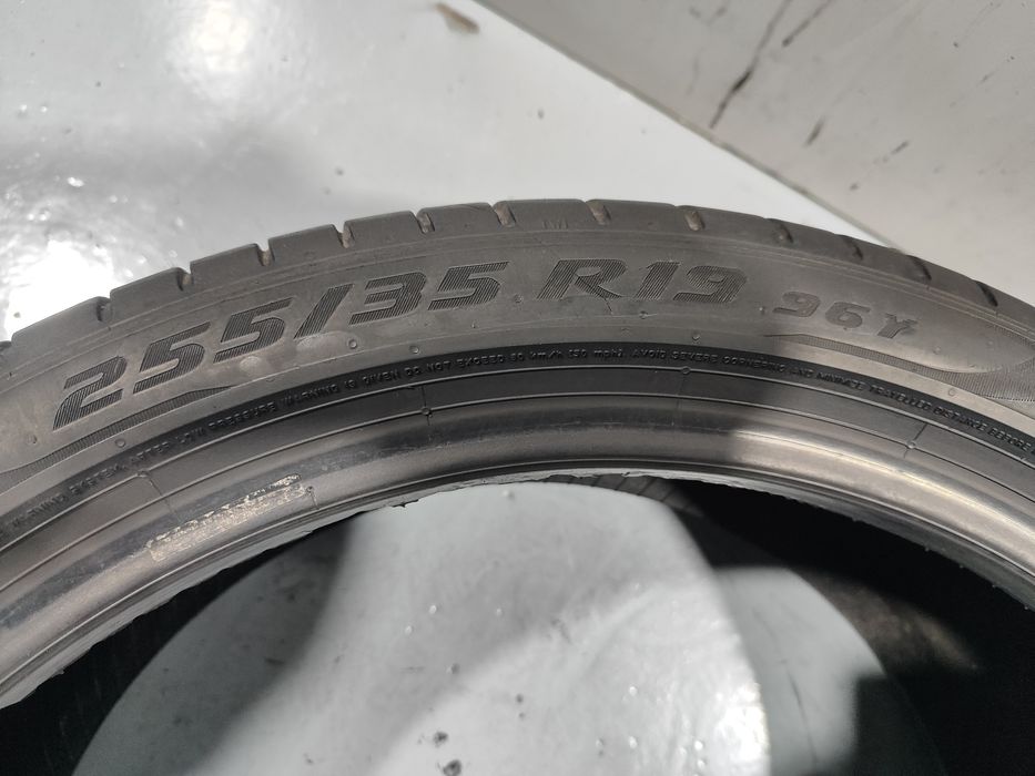 2 pneus semi novos 255-35R19 Pirelli RFT - Oferta dos Portes