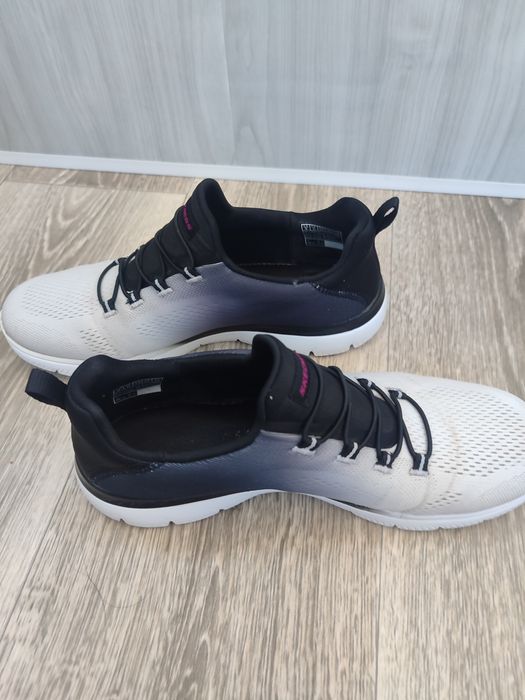 Продам женские кроссовки Skechers