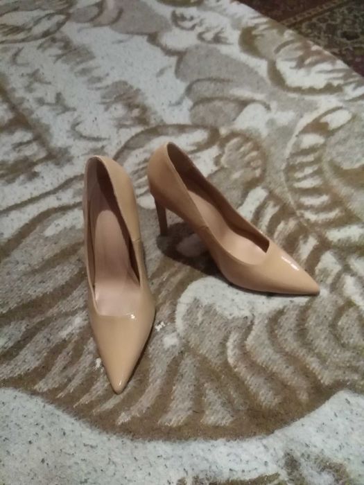 Жіноче взуття 37