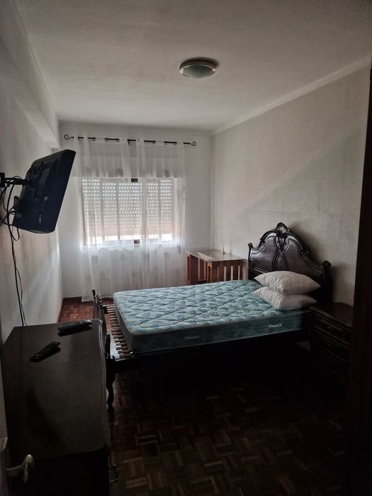 Alugo quarto no entroncamento