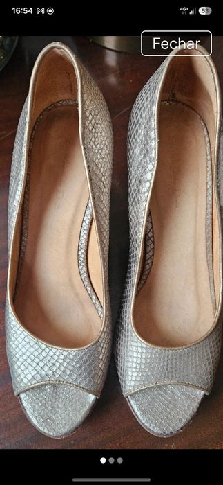 Sapatos em pele dourados