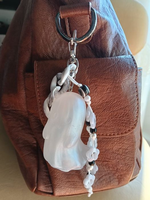 Bag charm artesanal fantasma