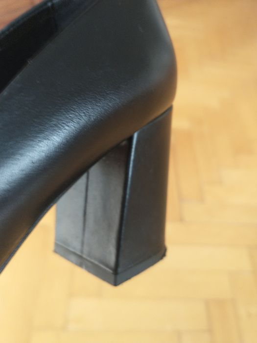 Czarne czółenka, rozmiar 38, Laura Messi