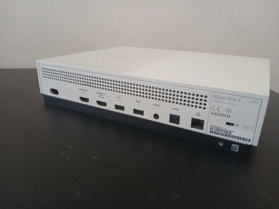 Xbox One 1TB + 3 Jogos + Comando Original (Pronta a Jogar)"