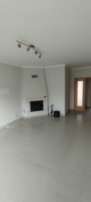 Apartamento T2 com pequena garagem/box privativa e arrecadação