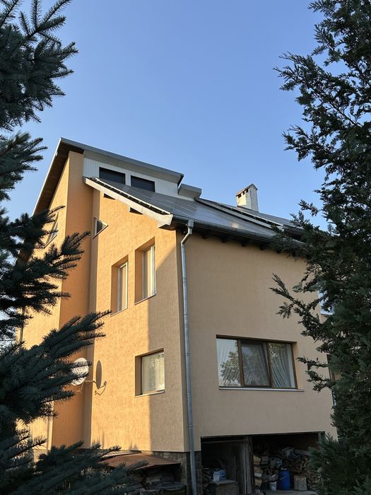 Продам особняк площею 220м2 та 12 соток землі у Підпечарах