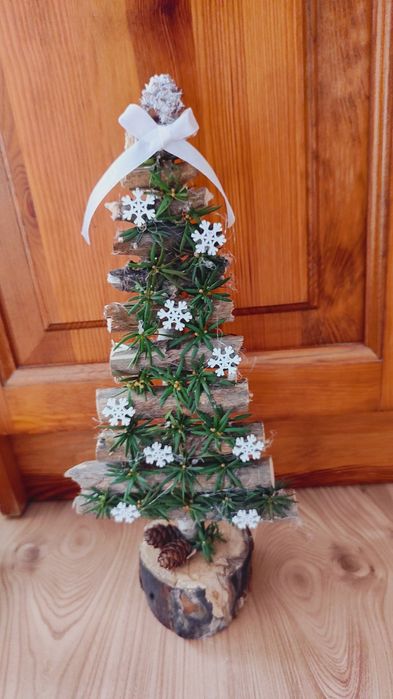 Naturalna ręcznie wykonana choinka Świąteczna.