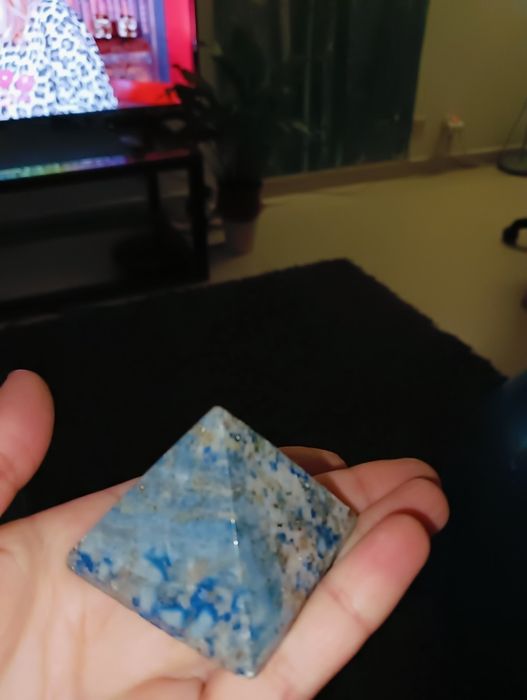 Linda pirâmide de quartzo azul - pedra natural