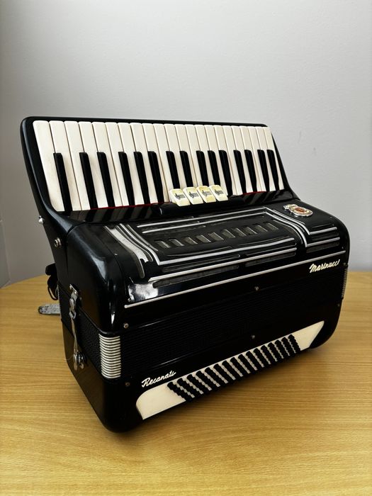 Akordeon Marinucci Recanati z paskiem.