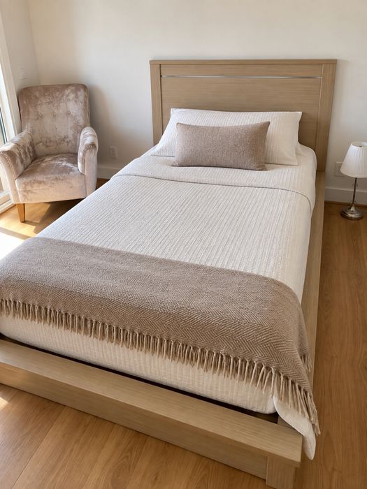 Cama 120×190 cm em madeira clara + colchão Lusocolchão