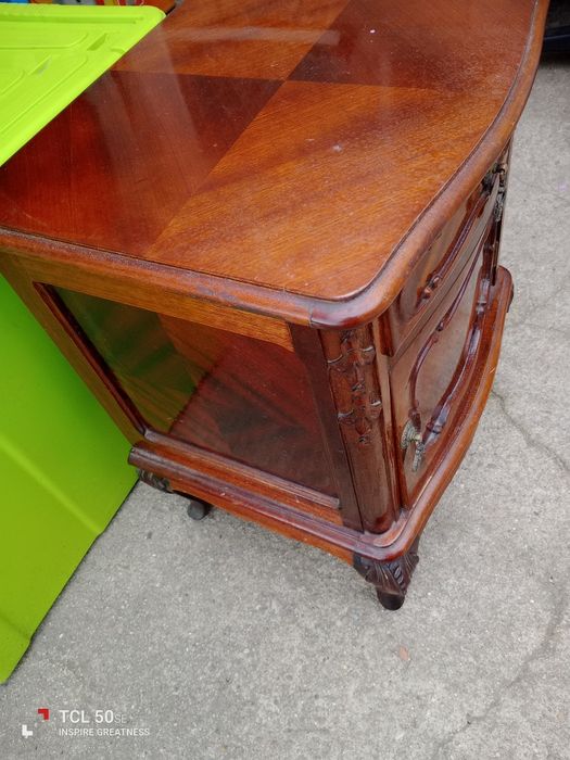 Duas mesinhas de cabeceira muito antigas.