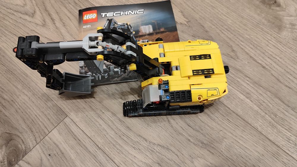 LEGO Technic Wytrzymała koparka 42121