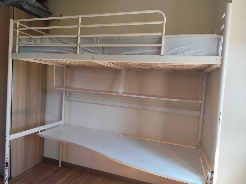 Cama elevada com secretária e prateleira para livros e computadores
