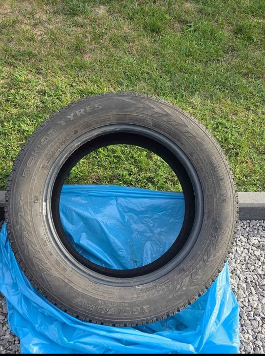 Sprzedam 2 opony zimowe w dobrym stanie, opony firmy Nokian rozmiar to 225/60/17 DOT 26/20 .