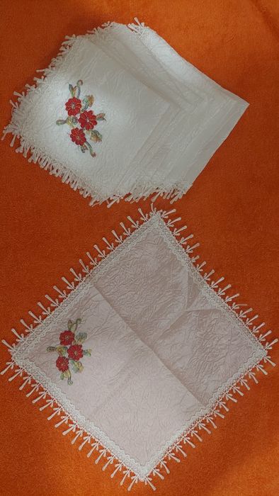 Шелковые  салфетки с вышивкой