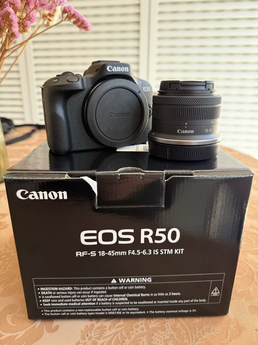 Câmera fotografica Canon R50 (COMO NOVA)