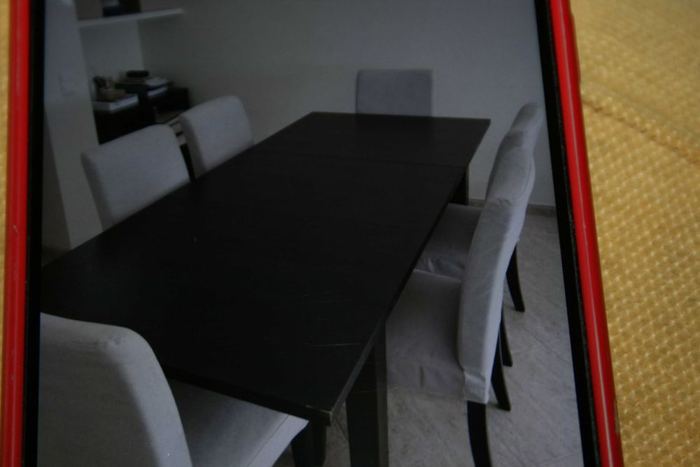 Mesa em madeira e cadeiras