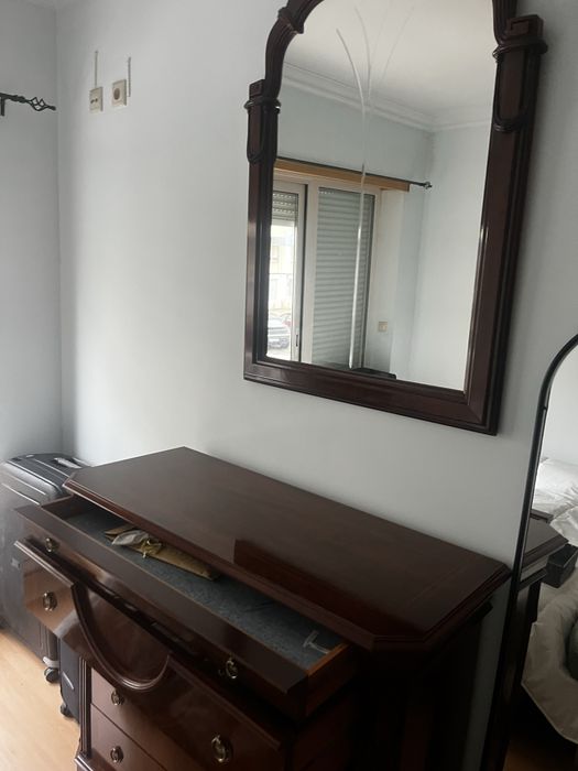 Cómoda Clássica em Madeira + Espelho Grande