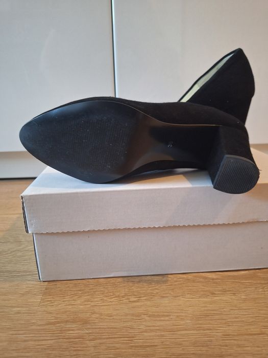 Czółenka czarne na słupku roz.38