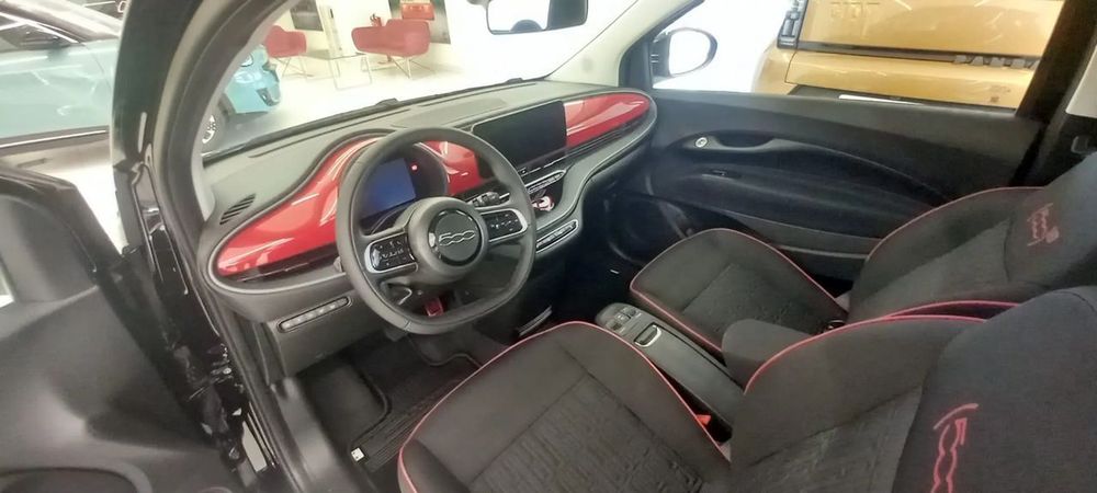 Fiat 500e (RED)530758325418731526