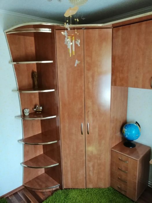 Стенка в детскую, стол, тумбочка