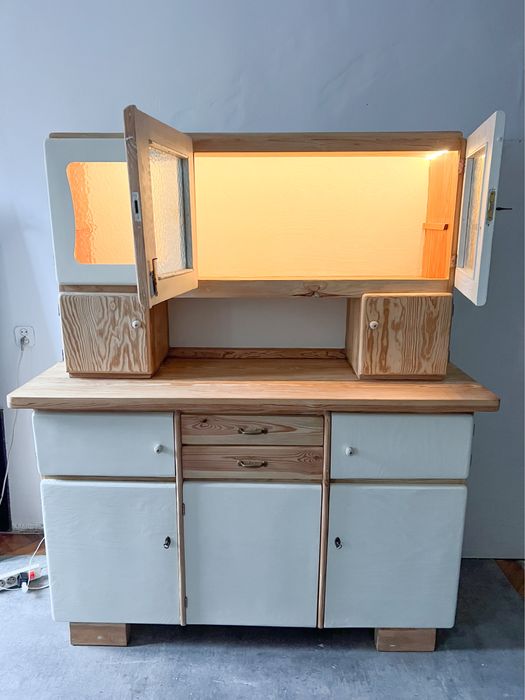 Kredens PRL po renowacji