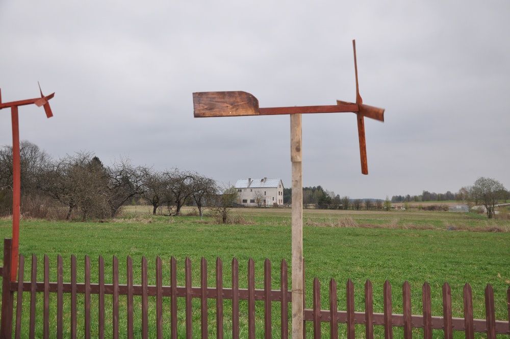 Wiatrak ozdobny drewniany, kręciołek z drewna, odstraszacz na krety