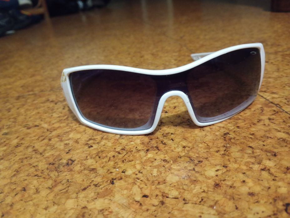 Oculos perto e branco extiloso e bonito