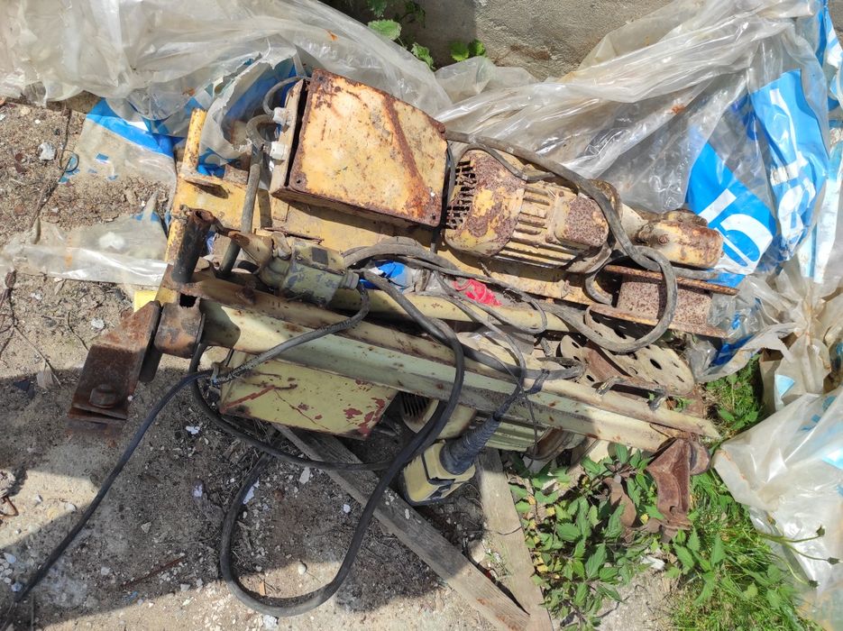 Dźwig budowlany  2 sztuki plus uchwyt