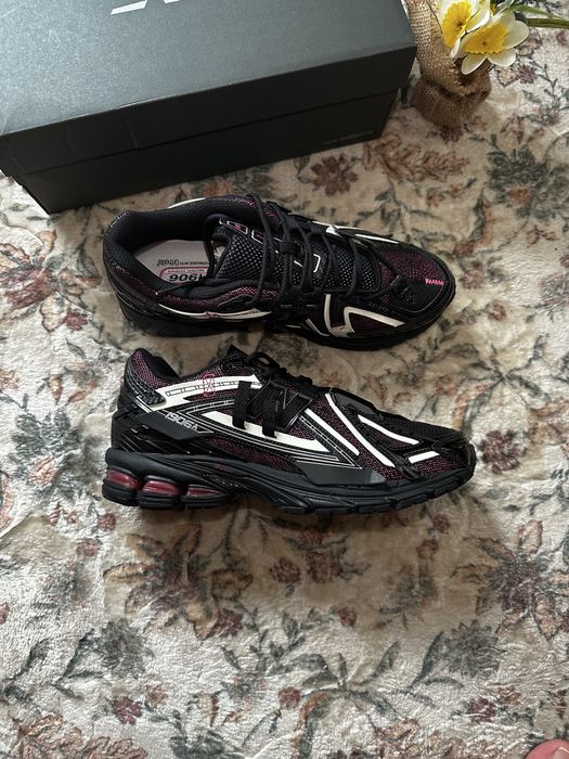 New Balance 1906 – czarne z bordowymi detalami