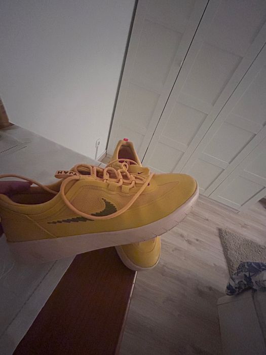 Ténis Nike cor amarelo