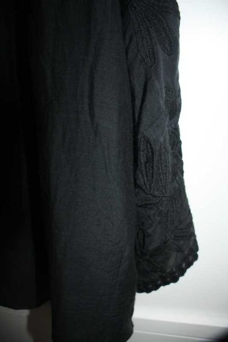 Blusa preta com desenhos bordados ALPHAMOMENT tamanho L